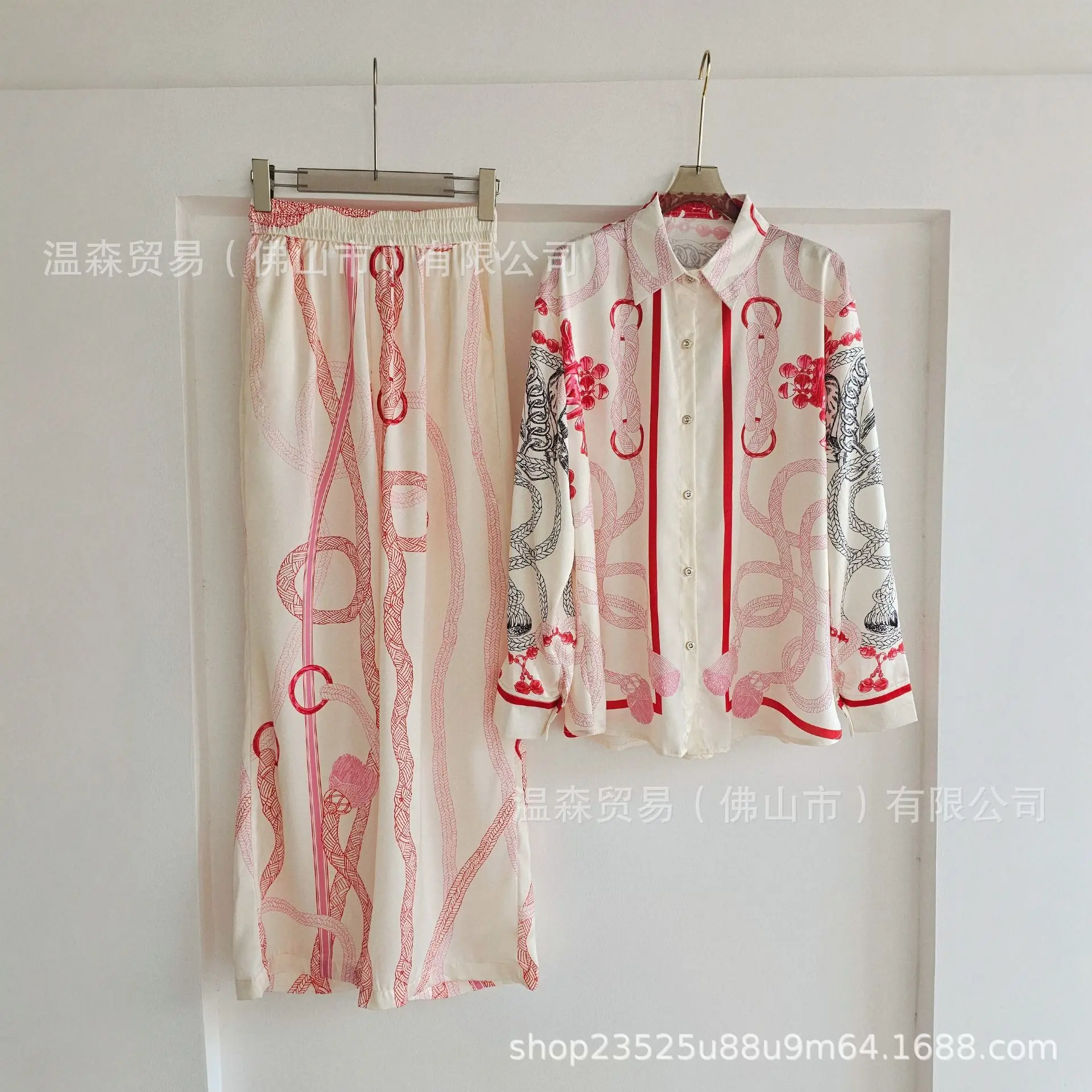 Silk Blouse Button - Barockes französisches Designer-Set aus bedrucktem Seidensatin